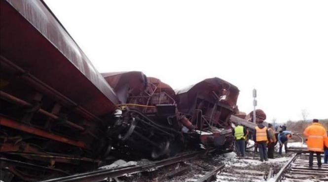 tren de marfa incarcat cu motorina deraiat la balota in mehedinti un vagon s a rasturnat