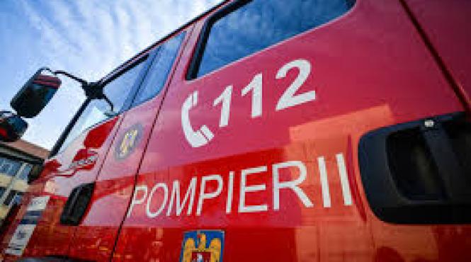 caz incredibil la tulcea un barbat a fost recuperat de pompieri de pe sarmele de rufe de la primul etaj al unui bloc