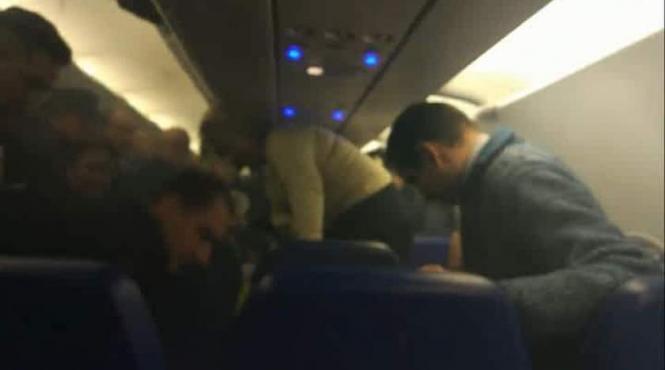 incendiu intr un avion plin cu pasageri dupa ce un incarcator portabil de telefon a explodat