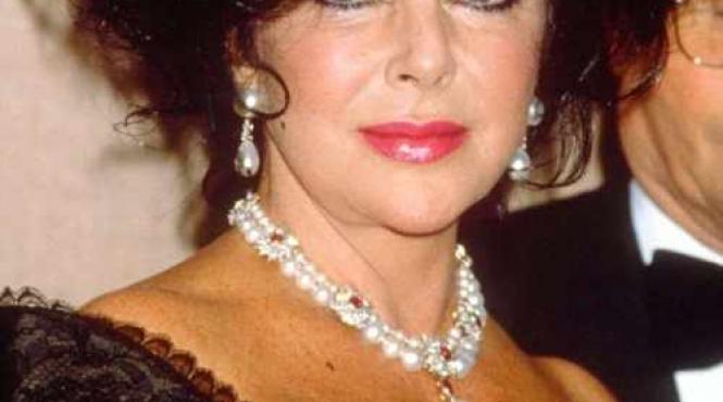 un colier al actritei elizabeth taylor si o cruce a papei paul al vi lea scoase la vanzare la o licitatie la miami beach