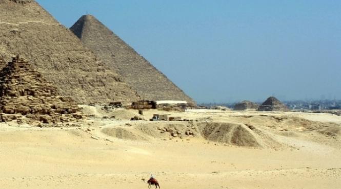 ce s a descoperit in apropierea celebrelor piramide din giza