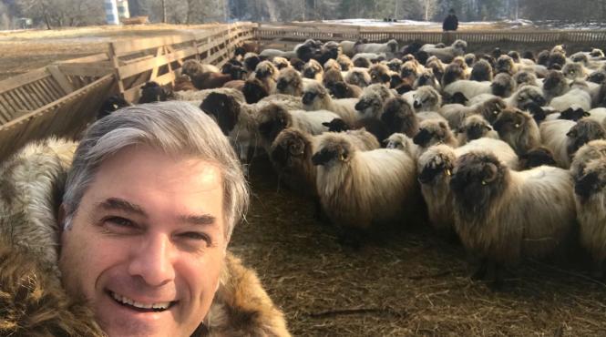 mircea radu intampinat cu oua incondeiate si placinte poale n brau in bucovina