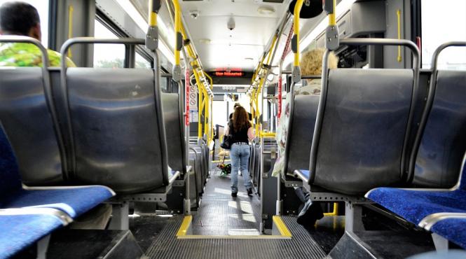 pericolul barelor de sus din autobuz