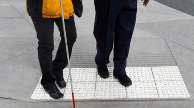 situatie revoltatoare intr un liceu din ploiesti un elev orb nu mai are voie sa intre in scoala impreuna cu insotitorul legal