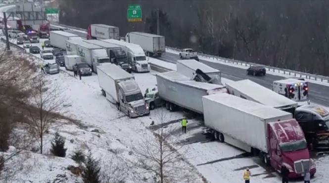 video incident devastator in sua 100 de autoturisme implicate intr un accident