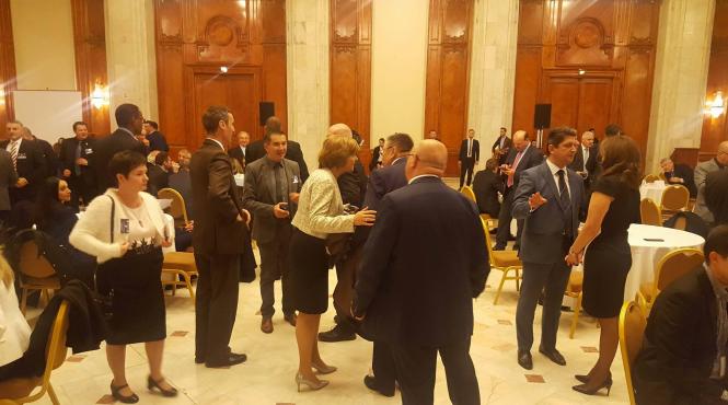 locul din casa poporului unde alesii nu se injura si uita de partide