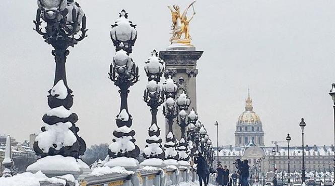 parisul sub nameti celebre monumente acoperite cu strat generos de zapada