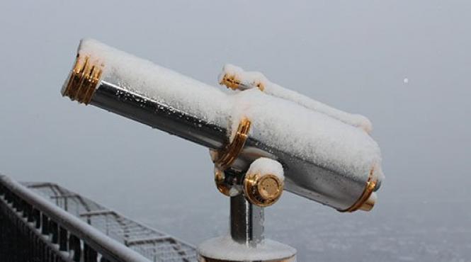 turnul eiffel acoperit de gheata si zapada este inchis vizitatorilor