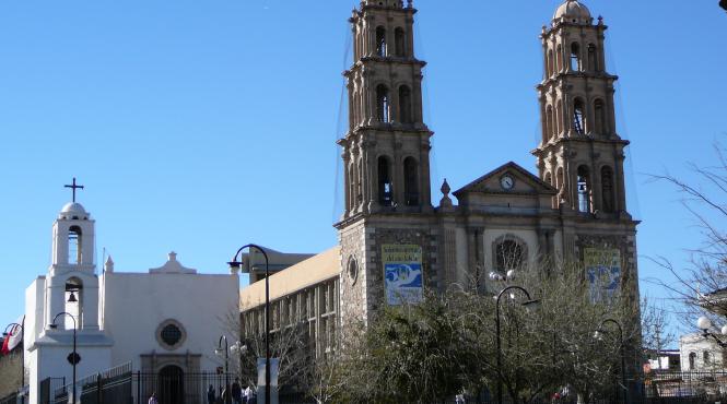 o statueta a fecioarei maria care plange atrage mii de credinciosi in mexic