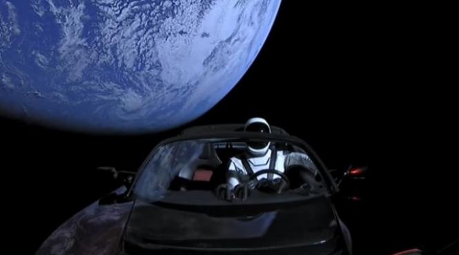 starman va trece la distanta mare pe langa marte