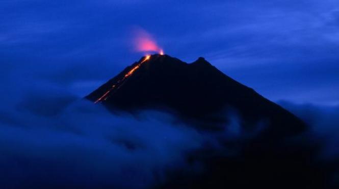 alerta in costa rica vulcanul turrialba degaja o coloana de cenunsa la un kilometru deasupra craterului