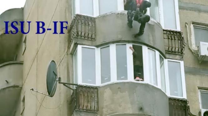 video imagini extraordinare pompierii au reusit sa opreasca o femeie de la sinucidere