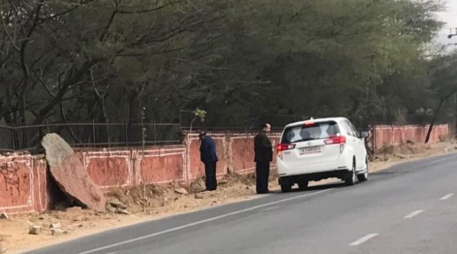 ministrul sanatatii din india fotografiat in timp ce isi facea nevoile pe strada