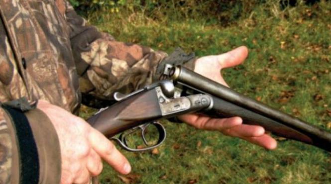 tanar impuscat in abdomen de tatal sau preluat de urgenta de un elicopter smurd