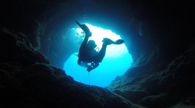 ramasite umane si oase de animale din era glaciara descoperite in cea mai mare pestera inundata