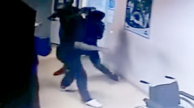 video medic snopit in bataie pe holul spitalului din mioveni