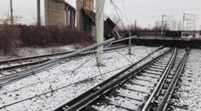 6 trenuri sunt blocate din cauza pasarelei prabusite langa ploiesti