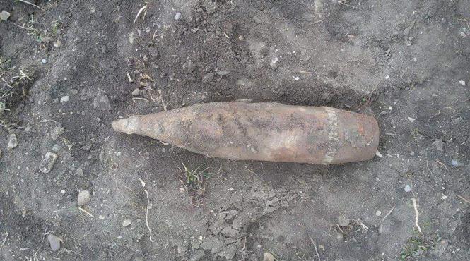 descoperire incredibila in tulcea un satean a gasit in curte o bomba de aruncator neexplodata din al doilea razboi mondial