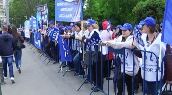 sindicalistii din invatamant protesteaza in fata ministerului muncii