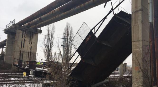 video o pasarela s a prabusit peste liniile din gara ploiesti vest traficul feroviar este blocat