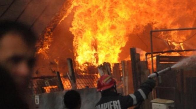 interventie dificila doi copii si un barbat au fost salvati de pompieri in ultima clipa dintr o casa in flacari