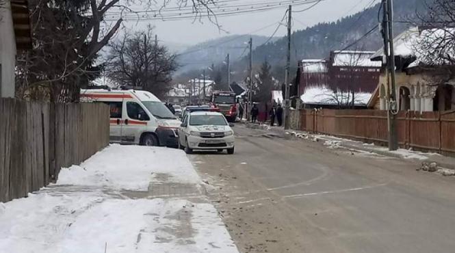 descoperire halucinanta la targu ocna un copil si o femeie au fost gasiti de pompieri cu gaturile taiate intr o casa care a ars