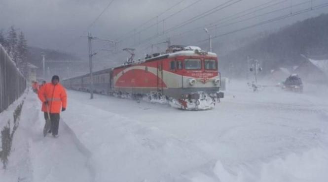 iarna face ravagii zeci de trenuri au intarzieri din cauza gerului si a zapezii