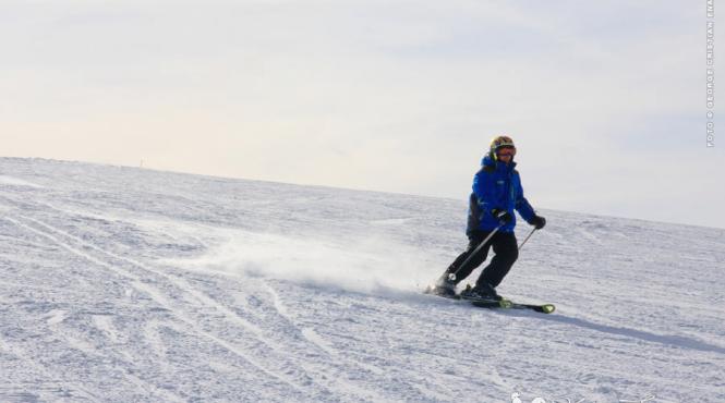 incredibil un barbat de 73 de ani din borsa schiaza cateva ore pe zi