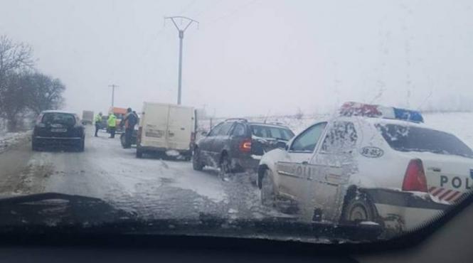 trei persoane au fost ranite la sibiu dupa ce un autoturism a intrat in coliziune cu un microbuz
