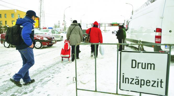 ultimele zile de iarna fac victime si blocheaza romania