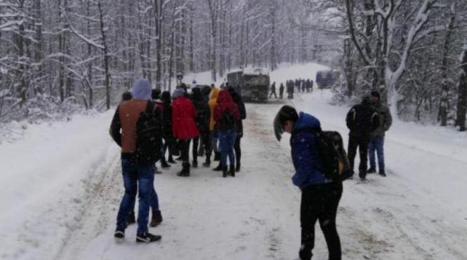 un autocar plin cu elevi s a rasturnat intr un sant in gorj