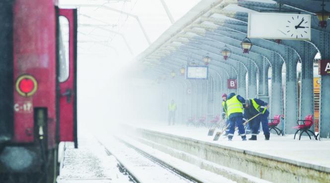 vremea rea a oprit 120 de trenuri