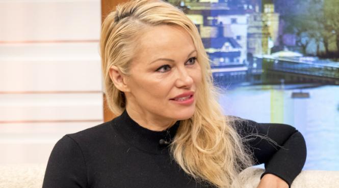 pamela anderson sare in apararea barbatilor si sustine femeile increzatoare in contextul scandalului sexual de la hollywood