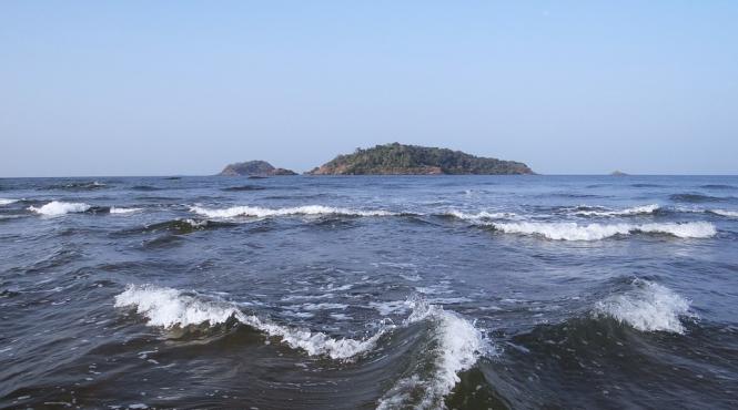 patru persoane disparute dupa ce nava lor la bordul careia se afla si un roman a luat foc