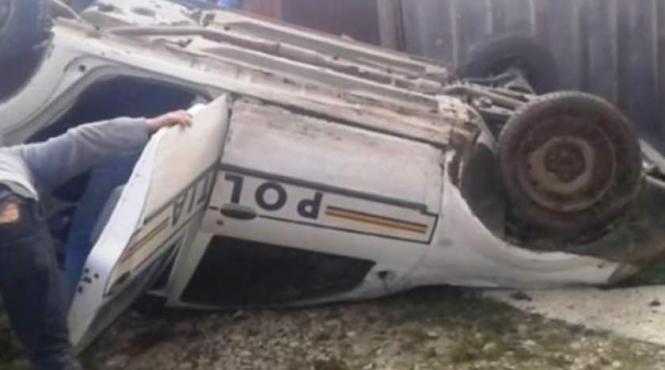 situatie incredibila doi politisti din satu mare s au rasturnat cu masina in drum spre interventie din cauza vitezei