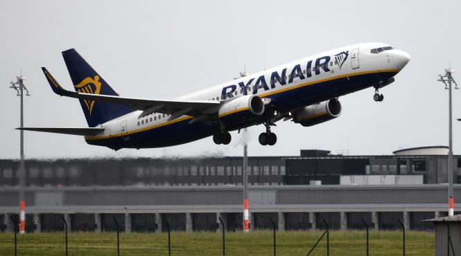 avionul ryanair de pe traseul berlin bucuresti s a depresurizat la 15 000 metri altitudine