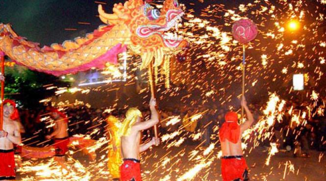in china barbatii se arunca in mijlocul focurilor de artificii pentru a alunga demonii in cadrul unei sarbatori traditionale