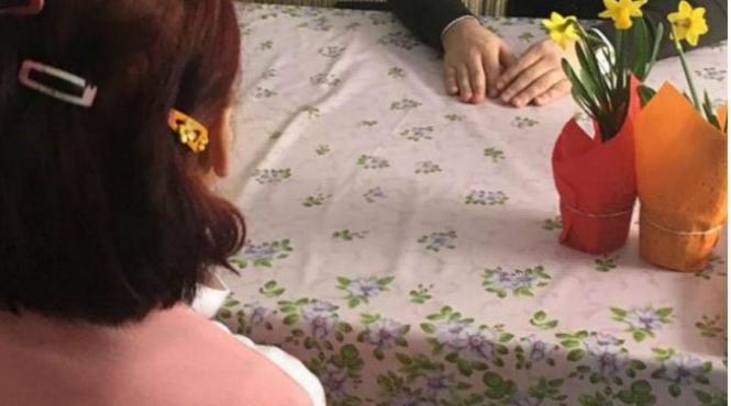 flori si carti pentru femeile abuzate