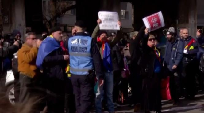 congres psd protest cu eugenii morcovi faina si ulei in fata salii palatului