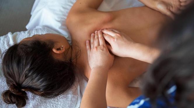 dureri de spate si picioare umflate dupa o zi lunga de munca scapa rapid de probleme cu un truc simplu si rapid