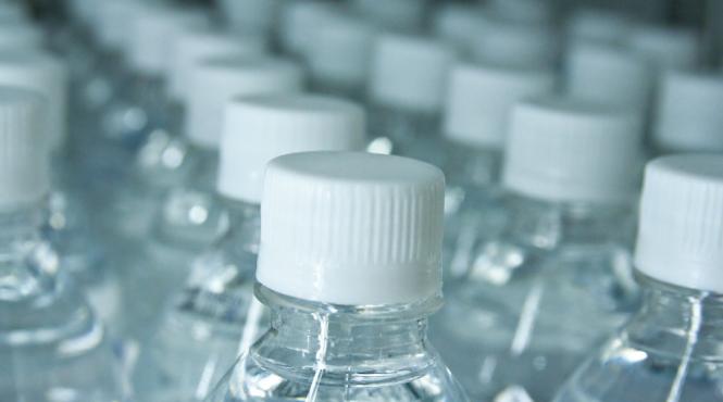 microplastic gasit in apa imbuteliata