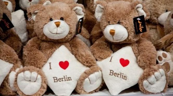 un munte de ursuleti de plus la berlin in semn de solidaritate cu refugiatii sirieni