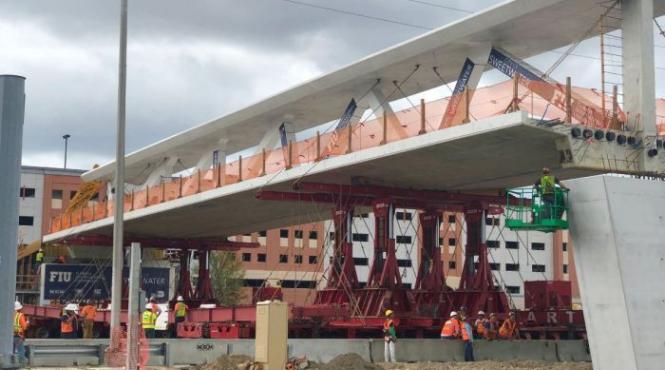 florida 4 persoane decedate dupa ce un pod pietonal s a prabusit peste o sosea aglomerata