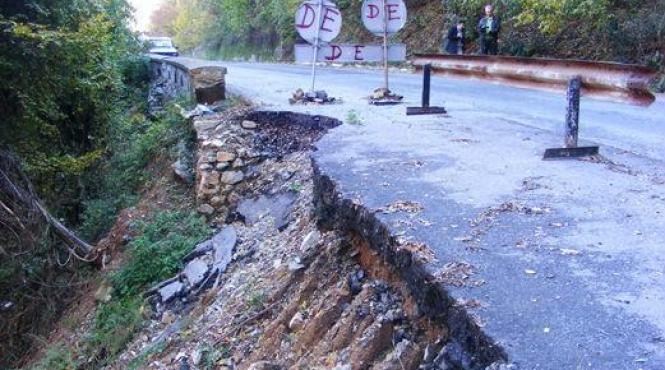 trafic restrictionat pe dn 10 din cauza unei alunecari de teren