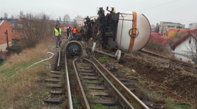 doua vagoane cisterna au deraiat pe un pod feroviar din constanta