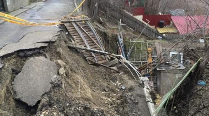 dezastru in urma precipitatiilor in buzau peste 1 500 de oameni sunt izolati in urma unei alunecari de teren