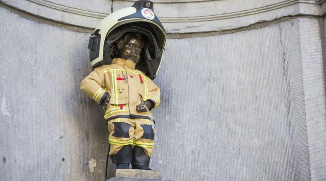 celebrul manneken pis a fost imbracat in costum de pompier