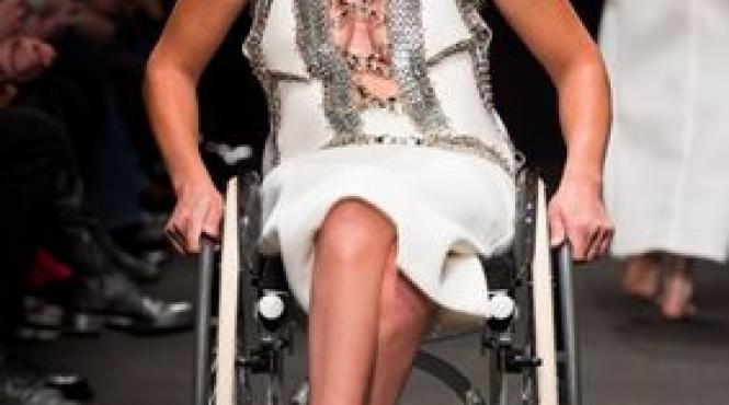 povestea impresionanta a unei romance model in italia a ajuns campioana la handbike dupa ce a paralizat complet
