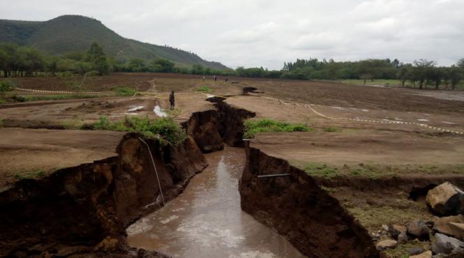 video continentul african s ar putea rupe o crapatura uriasa a aparut in kenya