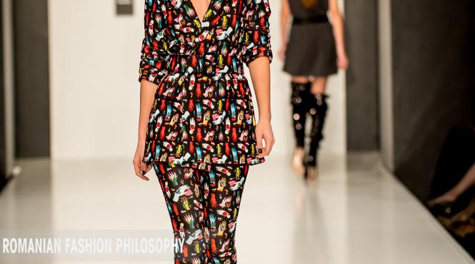 iuliana doroftei a renuntat la pantaloni si a ramas in sacou si cizme